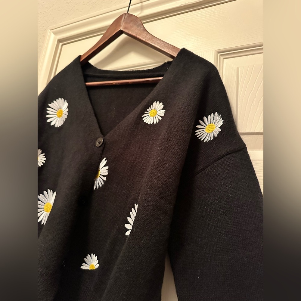Floral Daisy Knit Cardigan Y2K Long Sleeve V Neck Cropped Daisy, Large - Picture 7 of 11